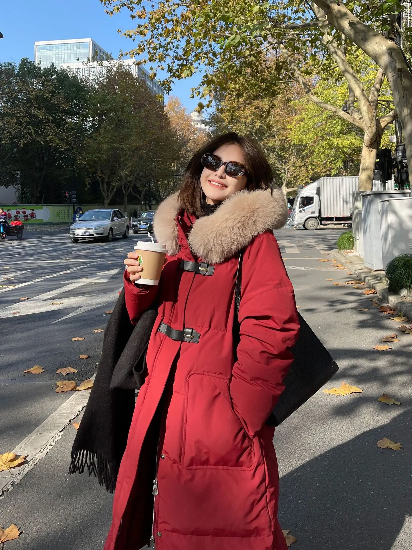 Down jacket women's mid length, knee length, large fur collar, thickened design, mesh red, and winter jacket trend