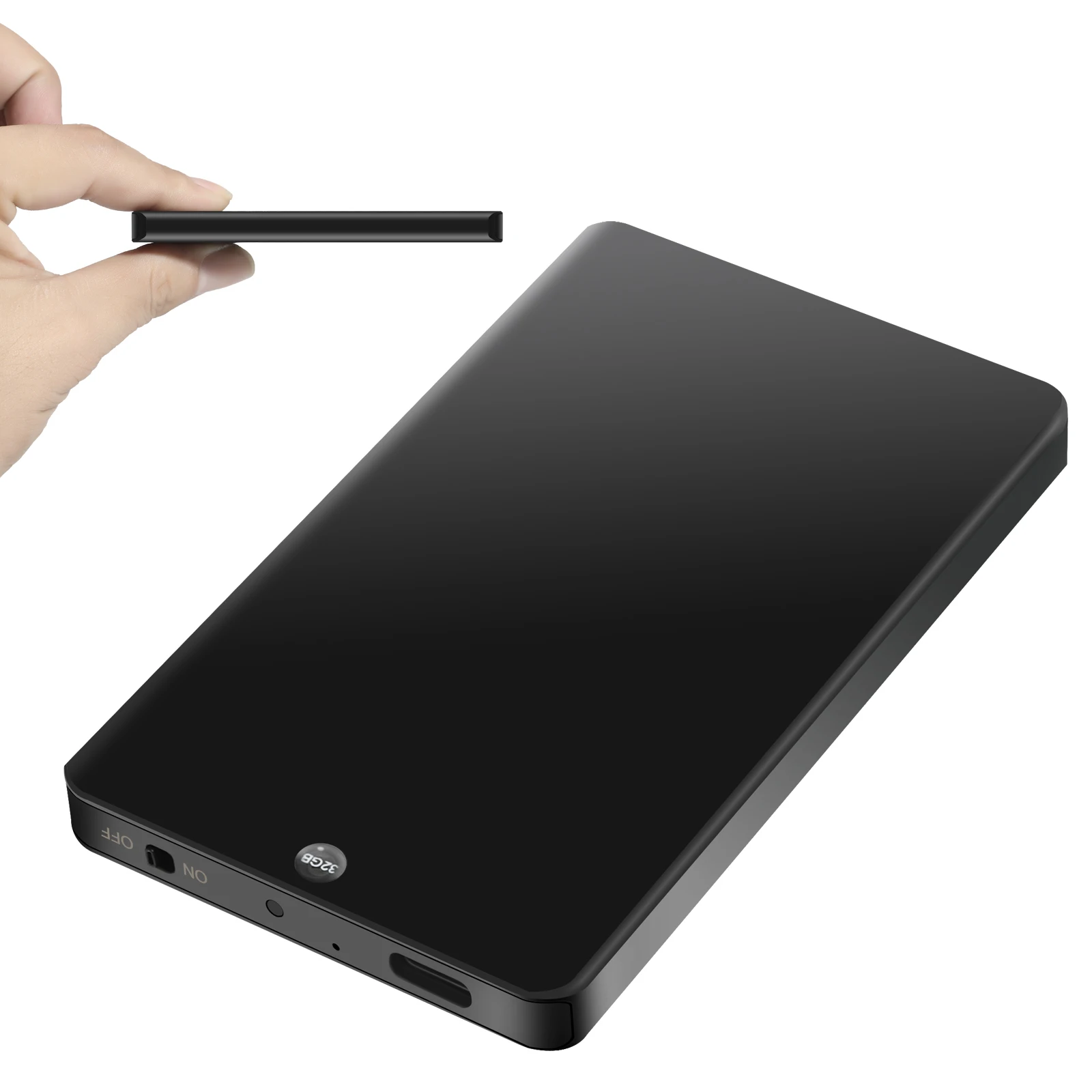 Düz bir yüzeyde yatan ince siyah ses kayıt cihazı