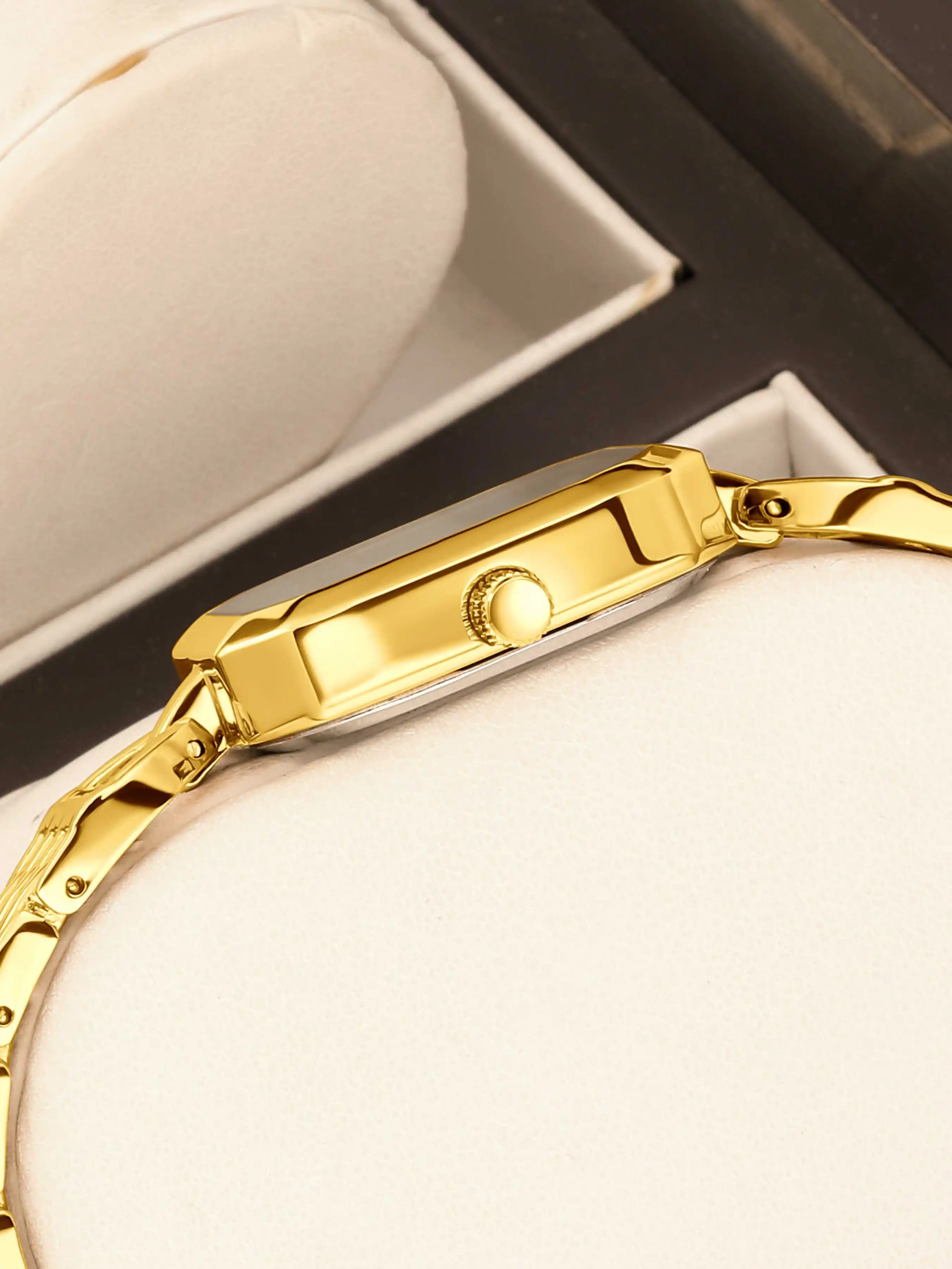 Luxurious Emerald Green Dial Women's Quartz Watch with Gold Bracelet