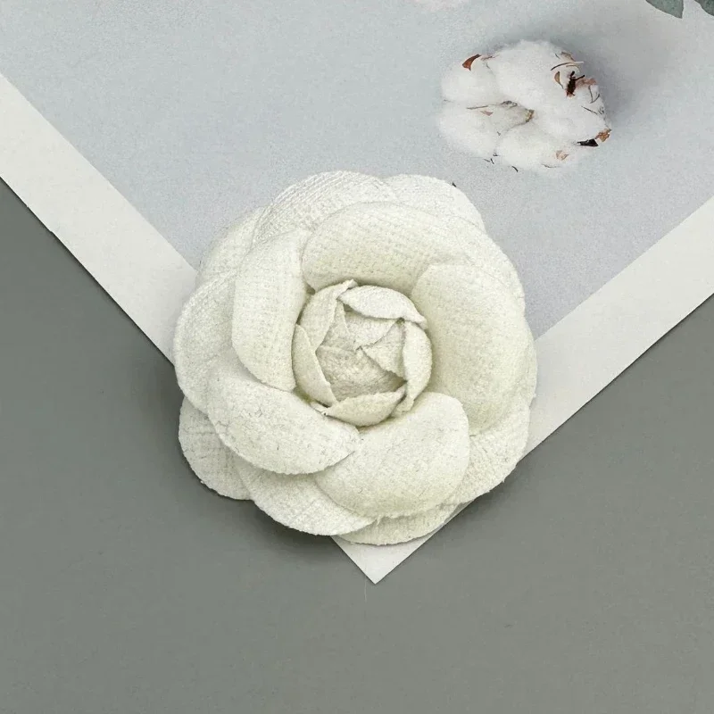 TMSITE Spilla a Spillo Coreana, Gioielli in Pelle con Fiore di Camelia, Forniture Artigianali Fai-da-Te, Spilla con Fiore di Camelia in Pelle(Black&White