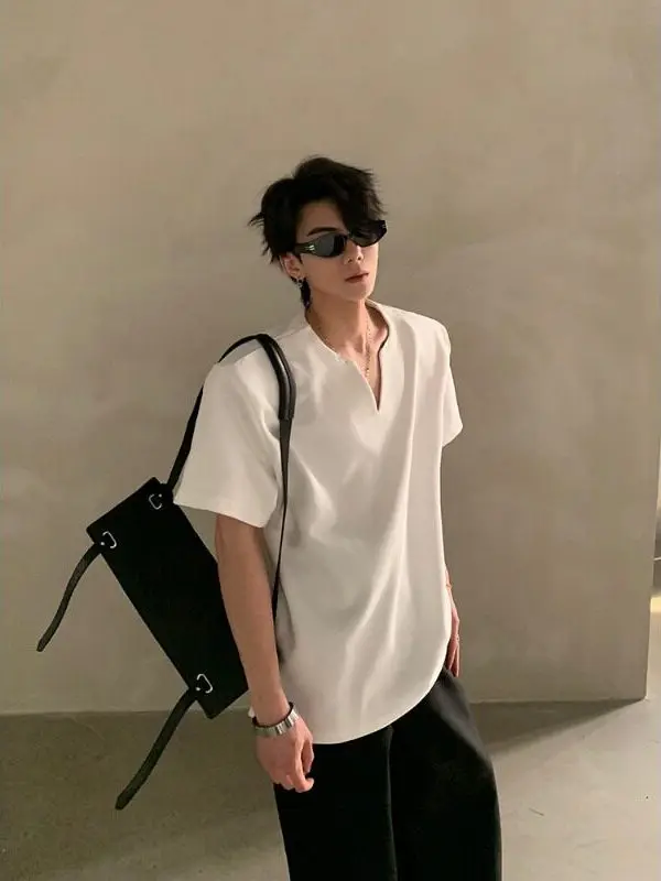 여름 신상 캐주얼 루즈핏 남성 티셔츠 메탈 장식 V넥 반팔 멋스럽고 잘생긴 탑 셔츠