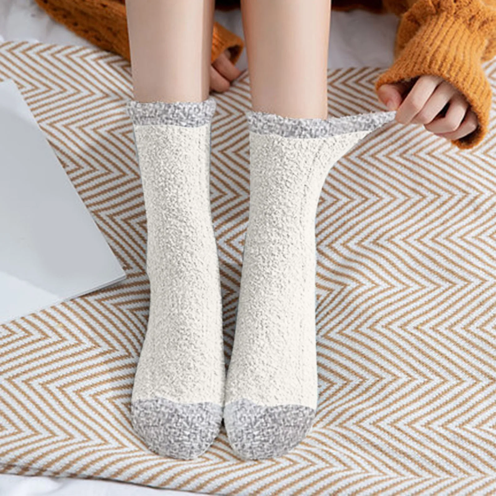 

Women Winter Warm Fuzzy Socks Patchwork Color Coral Fleece Socks Casual Comfortable Middle Tube Socks Skarpetki