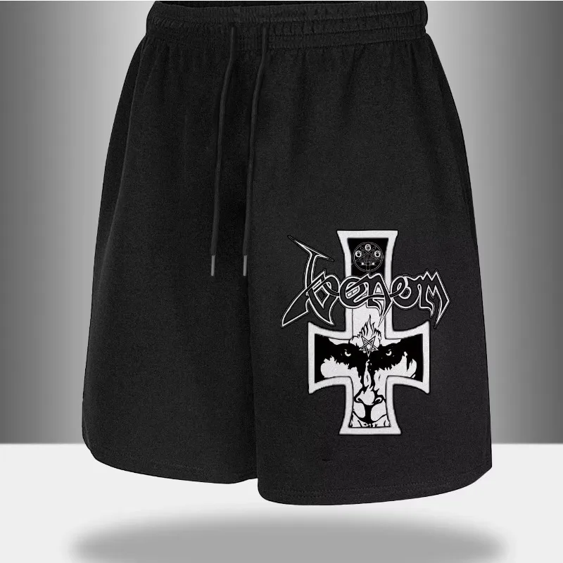 Schwarze, mit weißen Punk-/Heavy-Rock-Prints versehene Retro-Print-Sportshorts für Herren mit Heavy-Metal-Band-Muster und Kordelzug.