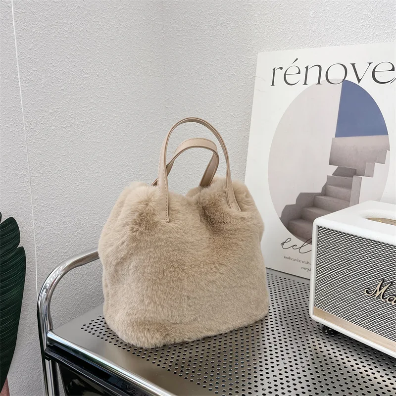 Impresionante bolso de mano tipo cubo de piel sintética de conejo suave para mujer, bolso de hombro de felpa esponjosa de invierno, elegante bolso de fiesta de moda urbana para chicas.