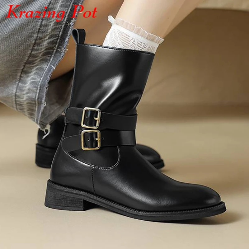 

Krazing Pot 2024 Cow Leather Round Toe Thick Med Heels Motorcycles Boots Winter Punk Design Metal Buckle Decoration Ankle Boots