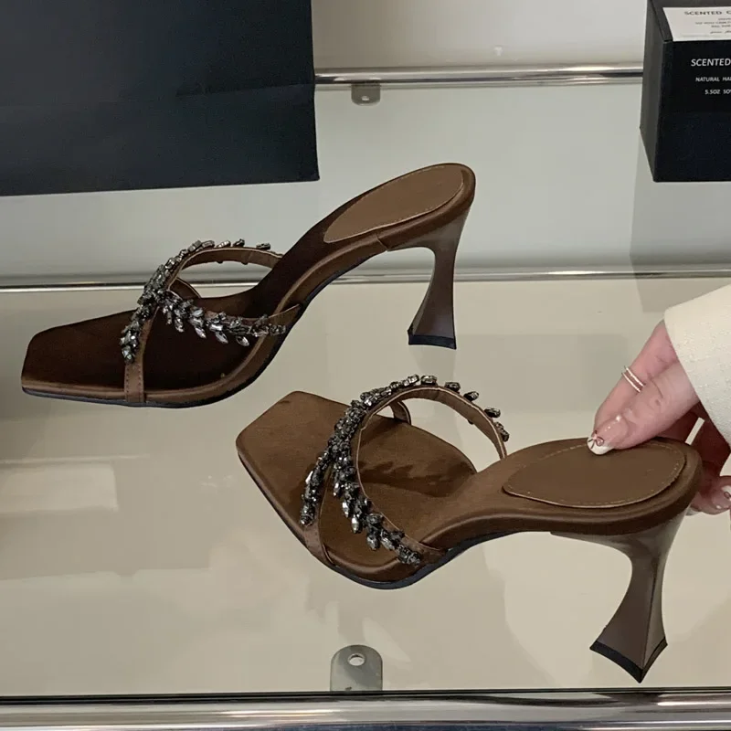 صندل كعب بني بتفاصيل لامعة