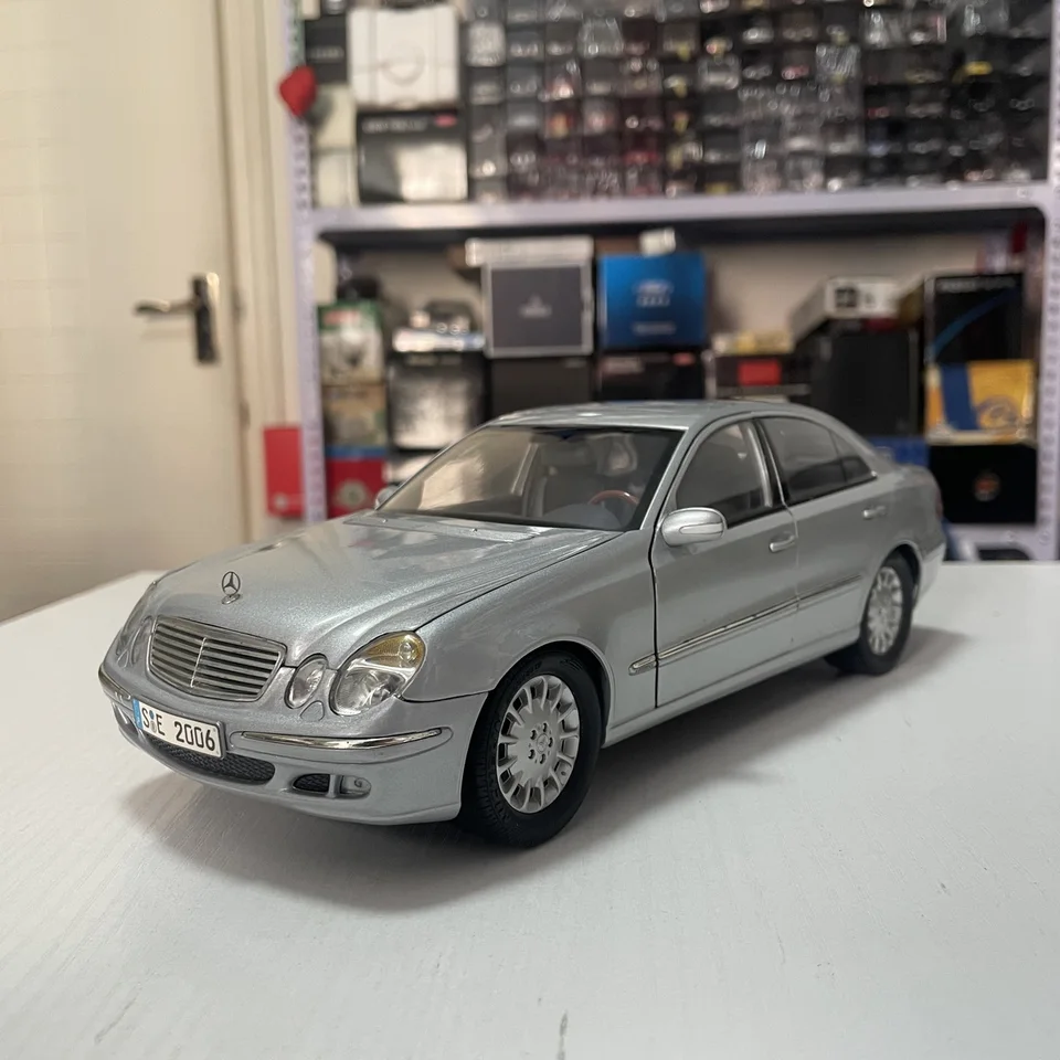 Kyosho Die-casting 1:18 Scale BENZ E-Class W211 E280 Sedan