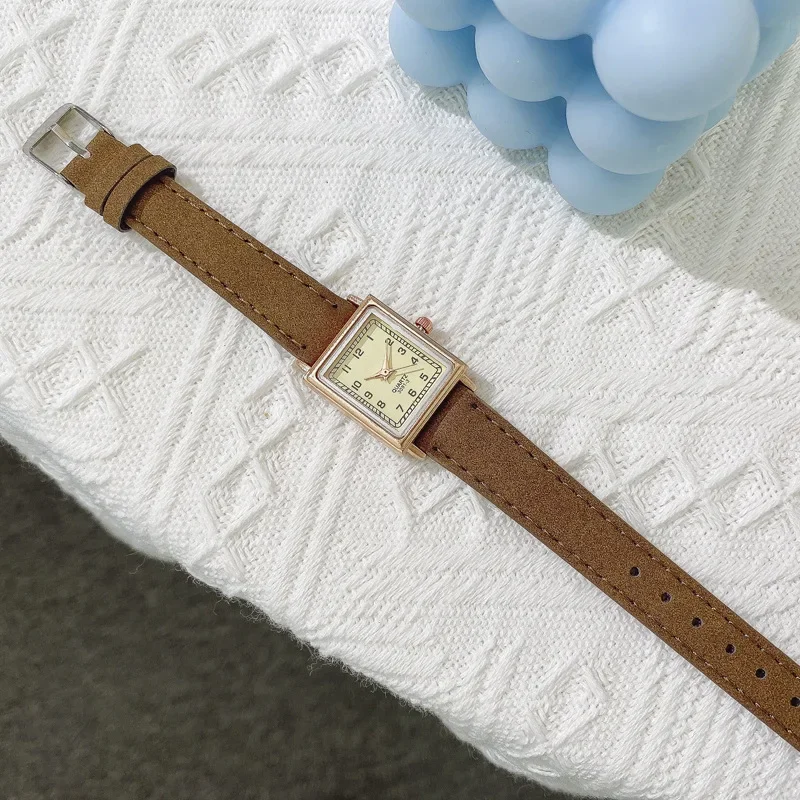 

Новые маленькие свежие простые женские часы универсальные модные и стильные студенческие женские часы с ремешком