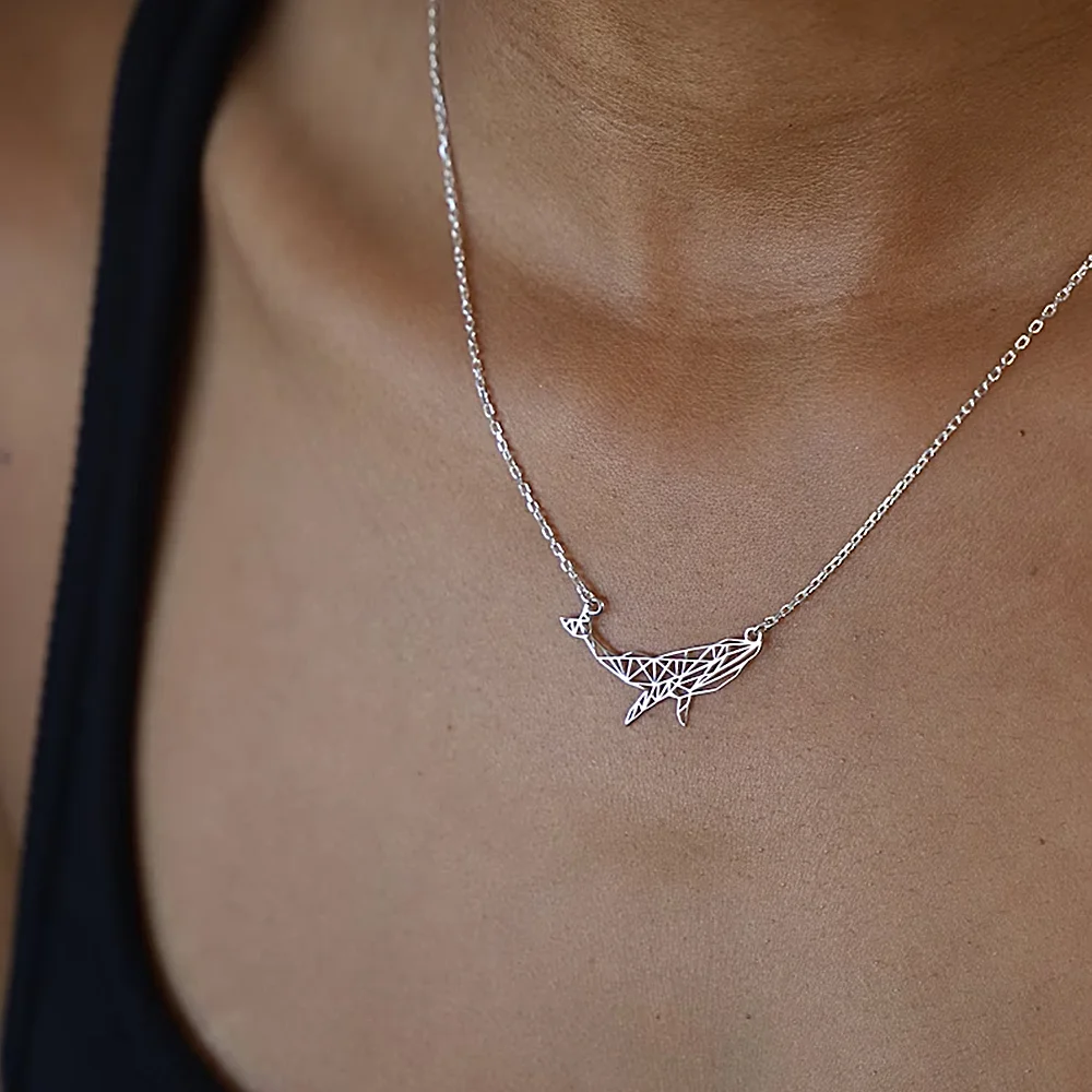 Collares con colgante de cola de ballena hueca de acero inoxidable