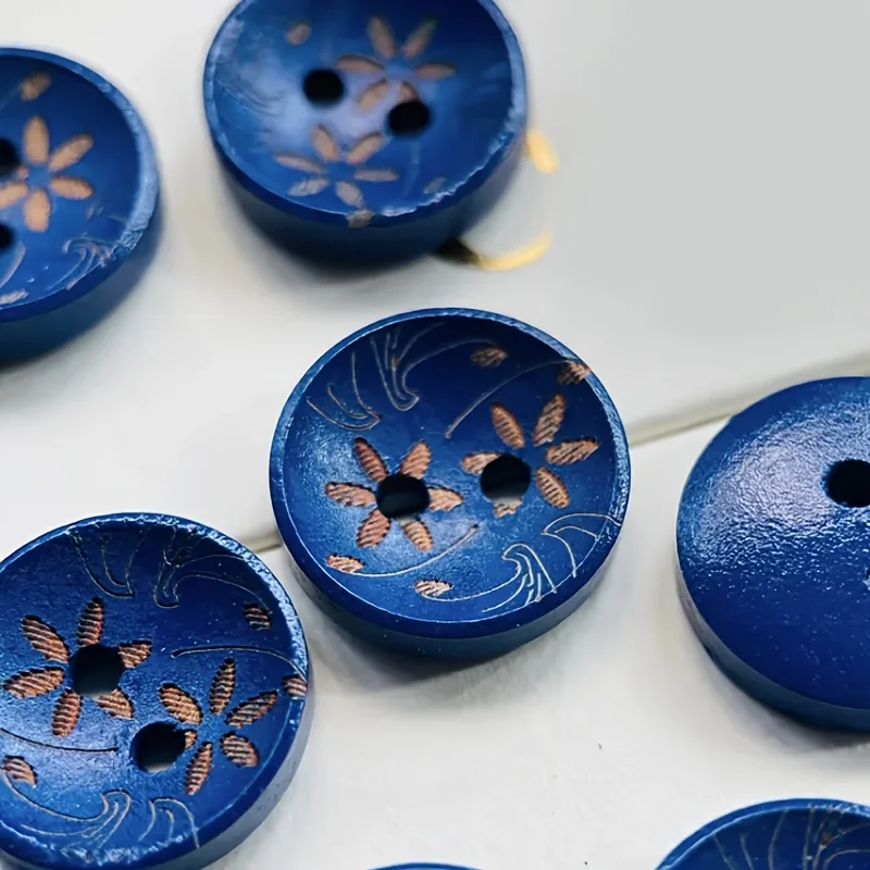 50 قطعة من الأزرار الخشبية المنحوتة بالزهور باللونين الأزرق والذهبي مستوحاة من الطراز القديم للحرف اليدوية والخياطة والملابس - جولة أنيقة