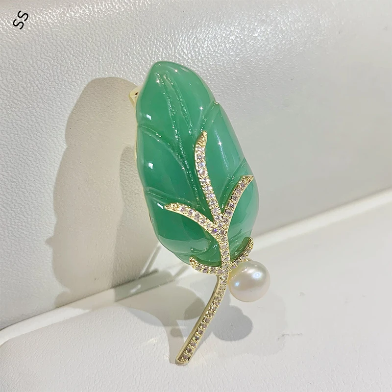 

Original Design Jewelry Accessories Freshwater Pearl Green Chalcedony Leaf Brooch Upscale Luxury Women Noble Garment Corsage Pin