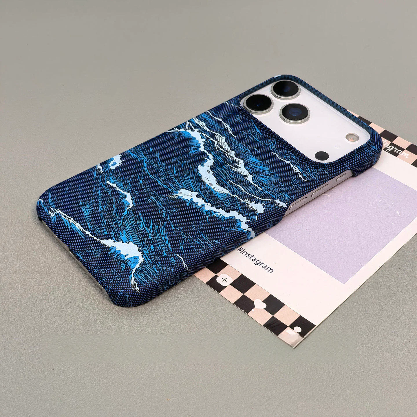 Sleek Carbon Fiber Kevlar Magnetic Wireless Charging Case