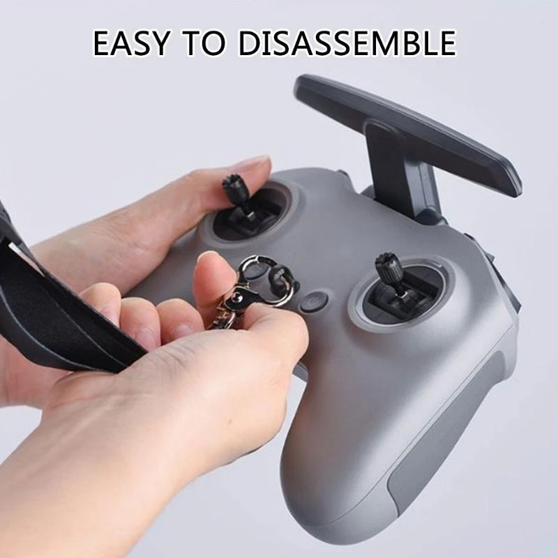 Sangle de télécommande FPV ELRS portée par un utilisateur, montrant son ajustement ergonomique.