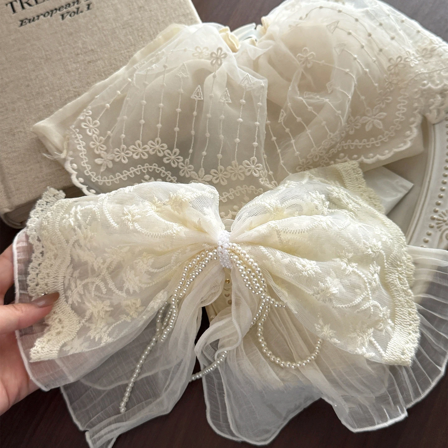 Fermaglio per capelli con fiocco in pizzo, elegante fermaglio a forma di squalo per la parte posteriore della testa, accessorio per capelli di alta gamma.