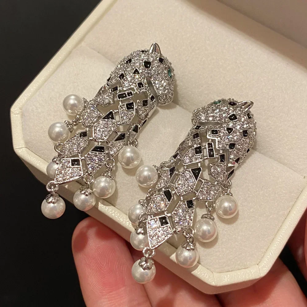 

Black Spotted Leopard Shape Silver Pearls Tassels Dangle Earrings for Women Zircon Green Rhinestone Eyes Fancy Aretes серьги