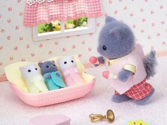 Miniature Doll House Supplies Mini Figurine Toys Sylvanian Families Dollhouse Furry Animal Persian Cat Triplets 3pcs Set Baby Figures In Box 5458