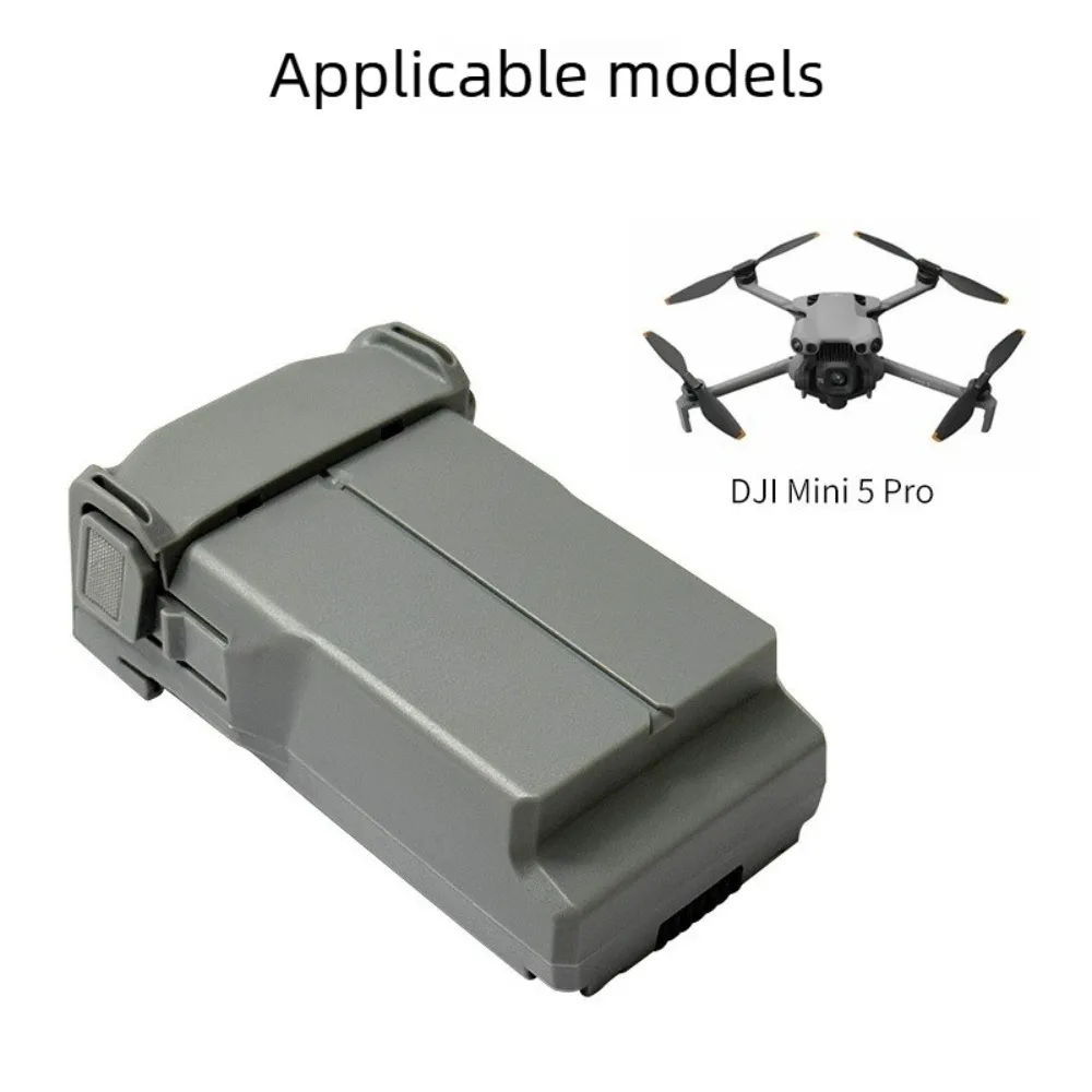 Batterie DJI Mini 5 Pro Plus insérée dans le compartiment du drone, prête pour un vol avec autonomie ultra-longue.