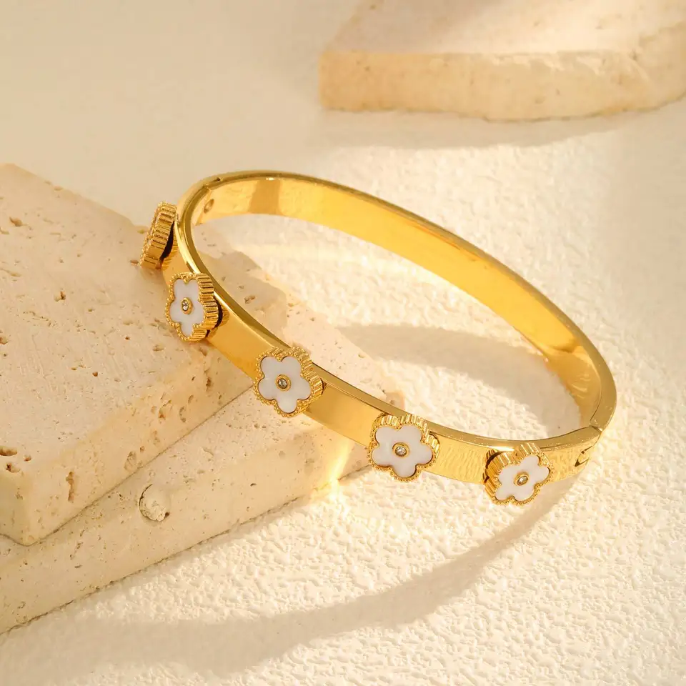 Freecus Flower Bangle (Gold)【Luxe】 Vnox Women Classic Gold Plated Bangles With Pretty Shell Flowers