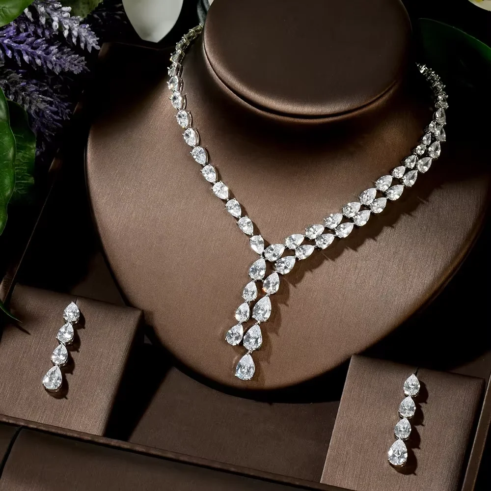 طقم مجوهرات وردي فاخر مرصّع باللؤلؤ والكريستال