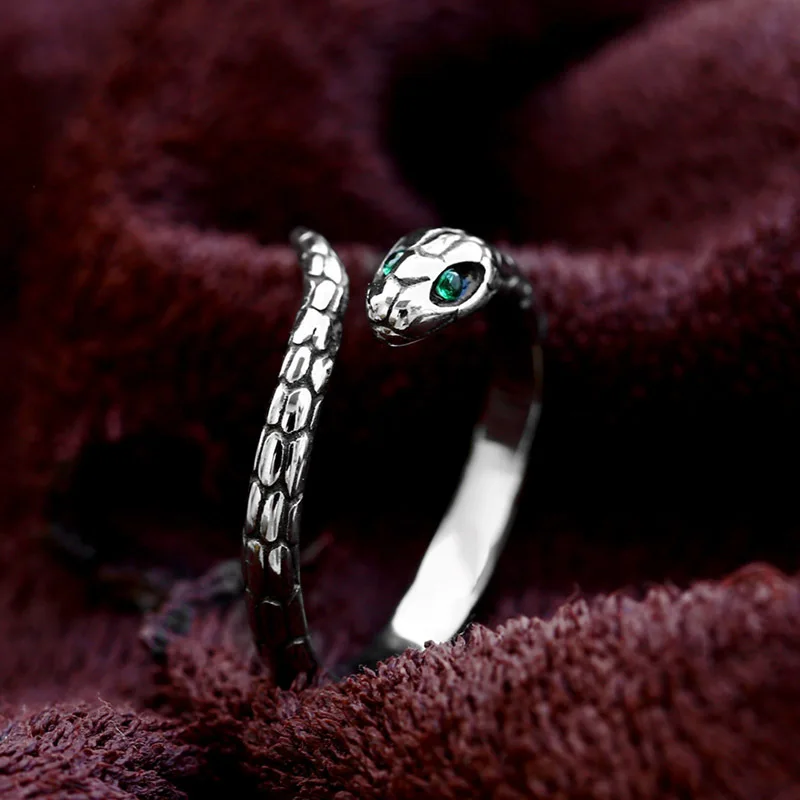 Luxurious Green Zircon Women's Wedding Ring in Sterling Silver