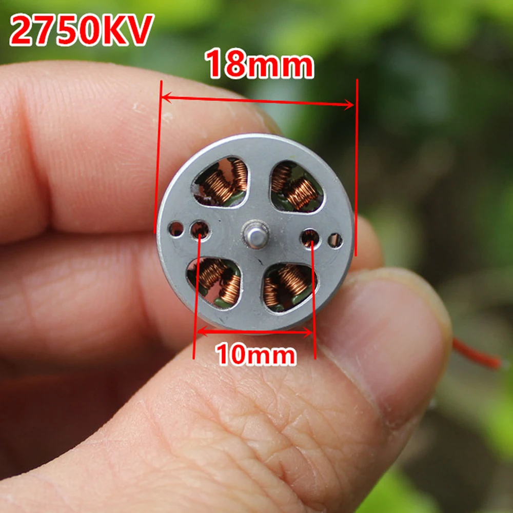 Micro Moteur Électrique 3V-24V DC tenu dans une main, illustrant sa taille compacte pour jouets et robots.