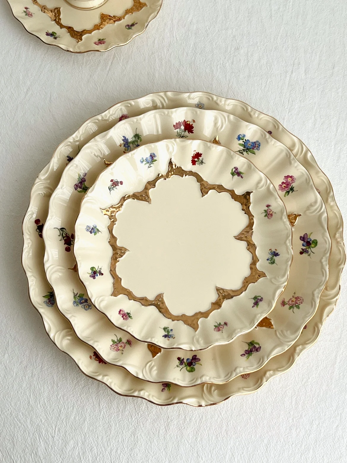 

Luxurious Similar to Plum Hand-Painted Relief Golden Edge Small Flower Plate Lady Grade Porcelain Dinner Plate Dessert Plate