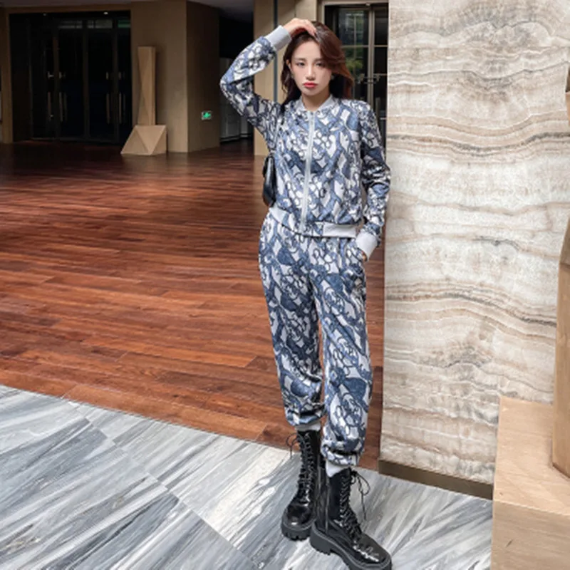 

Женский модельный костюм из двух предметов: куртка на молнии с винтажным принтом и брюки-карандаш с карманами
