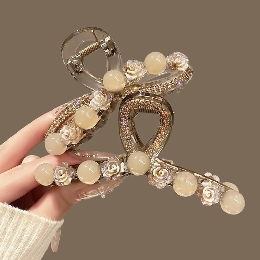 Acryl Kamelie Blume Strass Haarspange Damen Licht Luxus Perle Hai Clip Mädchen Greifen Haarschmuck Haarschmuck