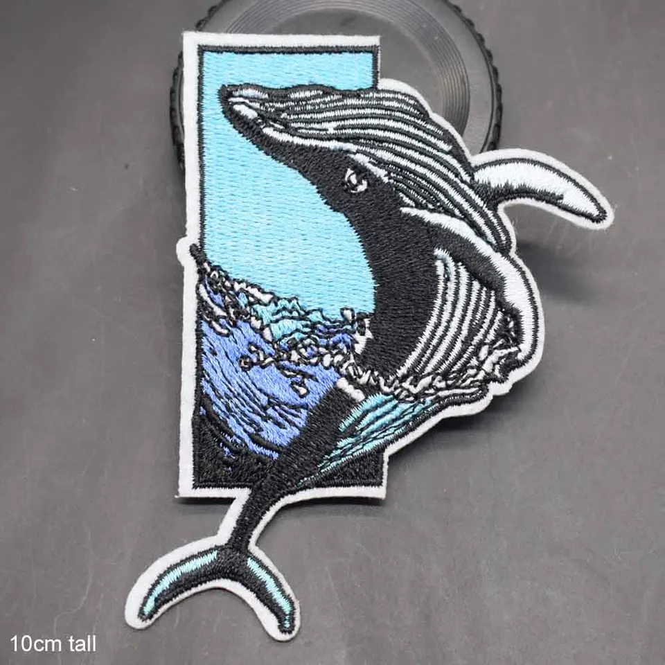 Toppa Ricamata Termoadesiva Con Delfini, Misura 9,5 X 8 Cm. Perfetta Per Personalizzare Vestiti, Jeans, Borse E Accessori. Facile Da Applicare Con Il Ferro Da Stiro O Da Cucire.