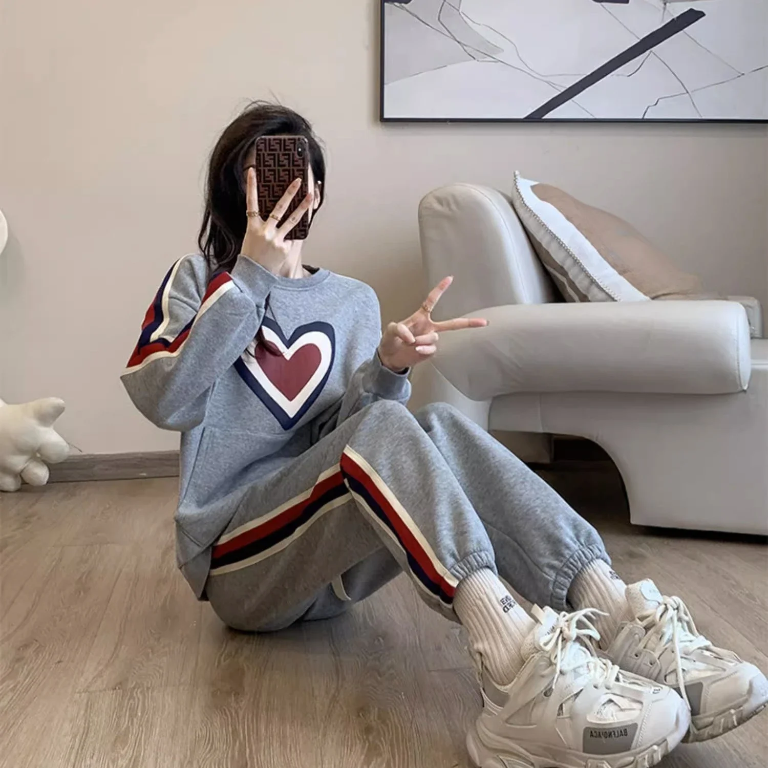 المرأة الفضفاضة 2025 بلايز امرأة البلوز السراويل قطعتين مجموعة الشتاء لطيف رمادي البلوز الخريف القلب الجرافيك سترة