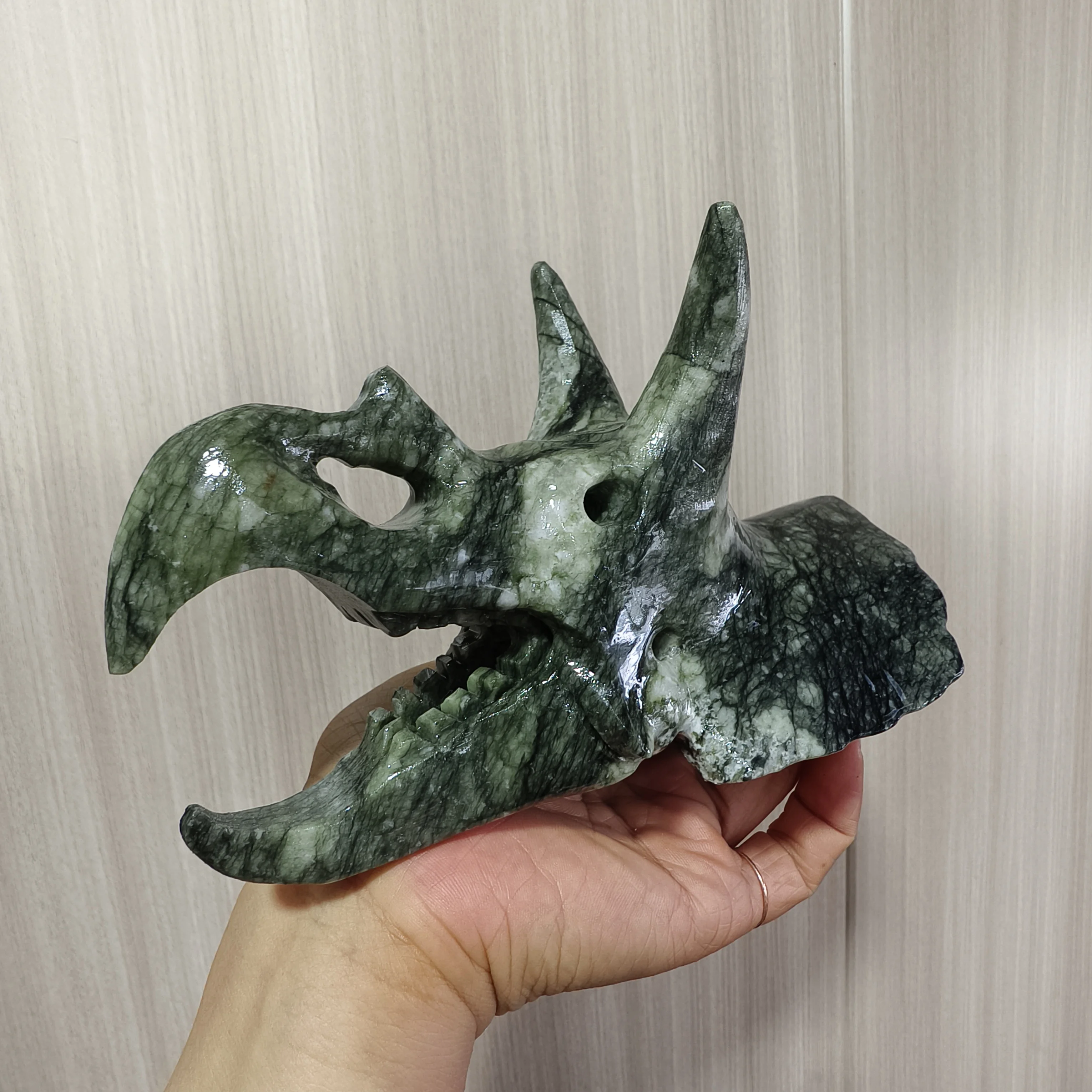 17 cm natürlicher, geschnitzter Dreiecksdrache aus Baumjade, geschnitzter Drache aus Quarzkristall-Erz, mineralische, spirituelle Energie, heilender Drache – Detail 4