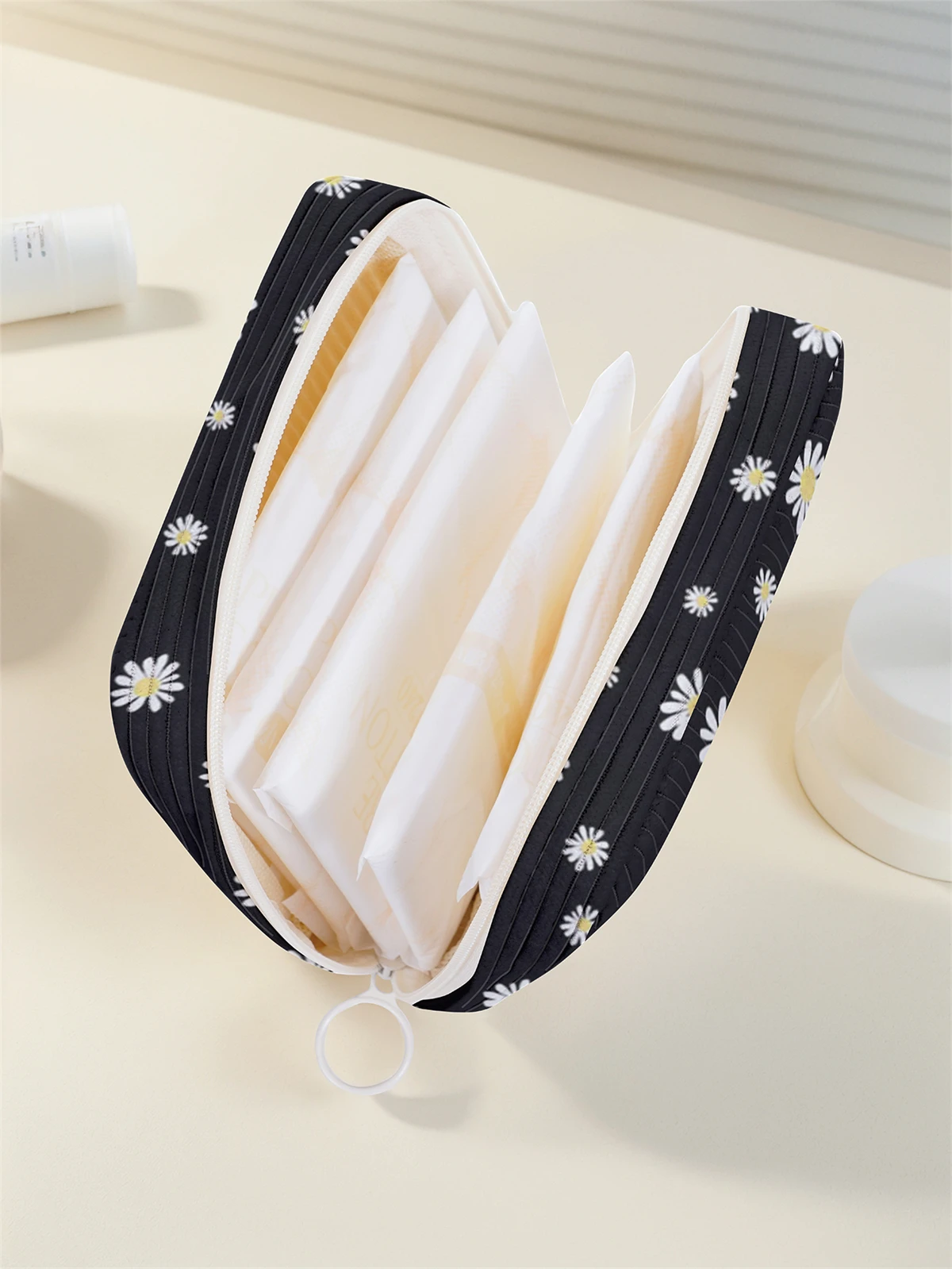 Daisy pattern printed sanitary napkin storage bag, women's lightweight tissue bag, sanitary tissue bag