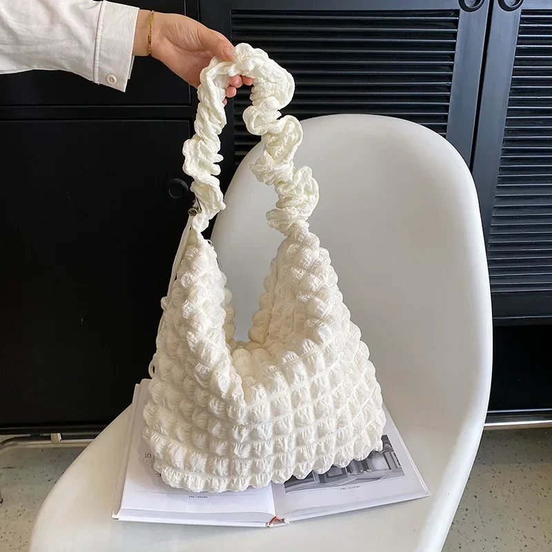 Bolsos coreanos de gran capacidad con diseño de nubes para mujer, bolsos cruzados con burbujas plisadas a la moda, bolsos de hombro acolchados de diseñador, bolsos de tendencia 2024