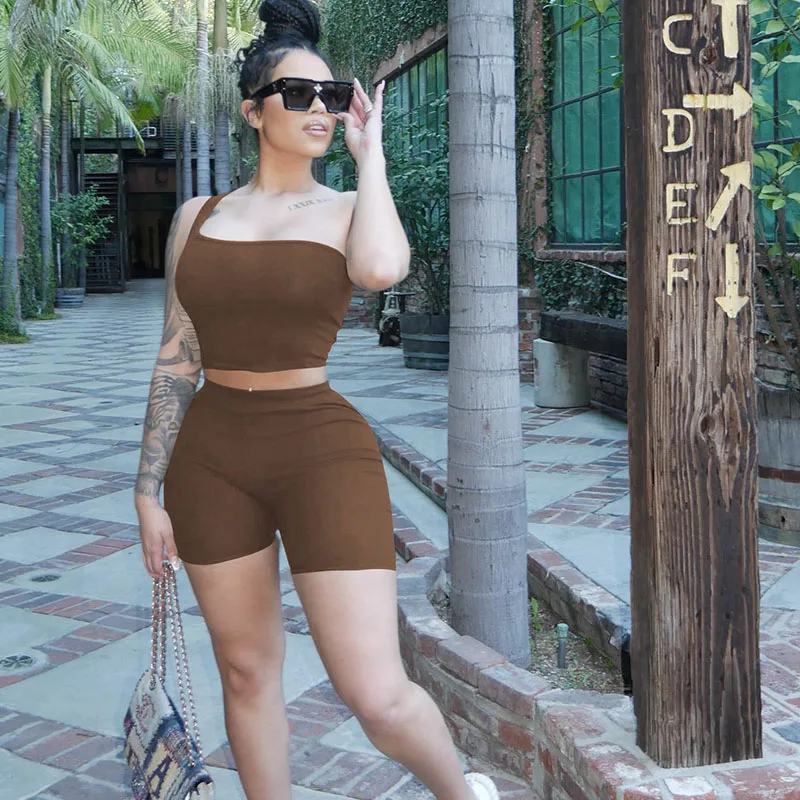 

Трикотажный летний женский спортивный костюм с одним открытым плечом и шортами