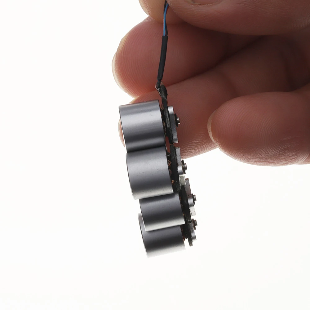 Micro moteur sans balais 0706 6700KV pour drone FPV, comparé à une pièce de monnaie pour l'échelle.