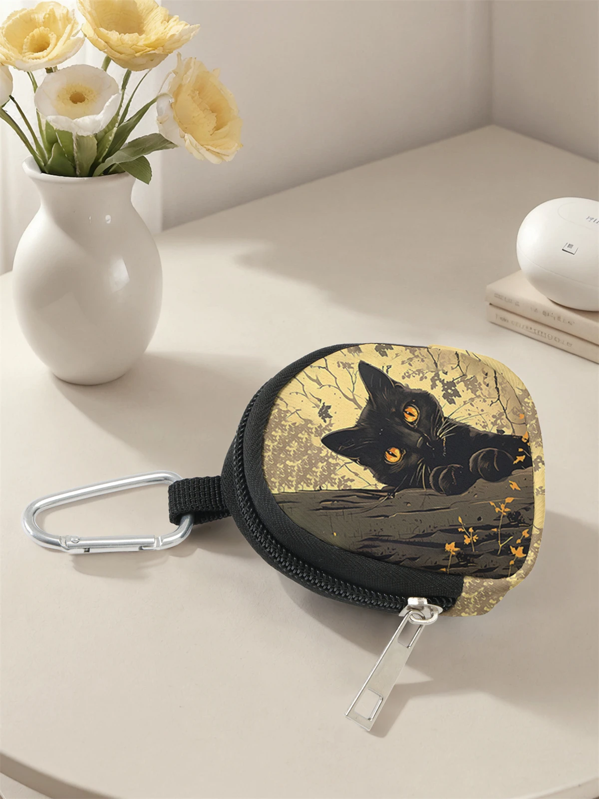 Black cat pattern printed mini wallet, zipper change bag with hook clip, headphone key bag, suitable for men and women
