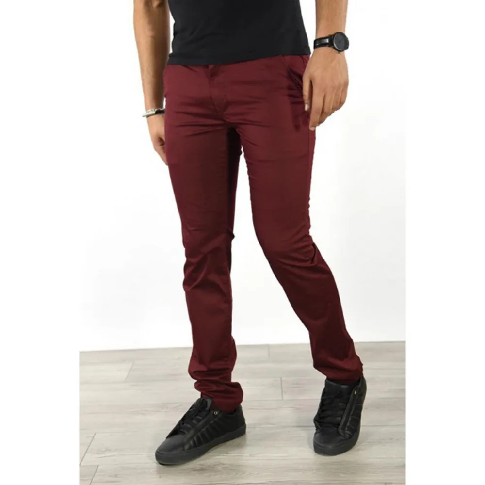 Pantalon vino hombre online outfit