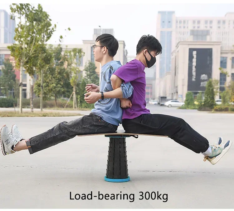 Açılır katlanır taburenin nasıl açılacağını gösteren kişi