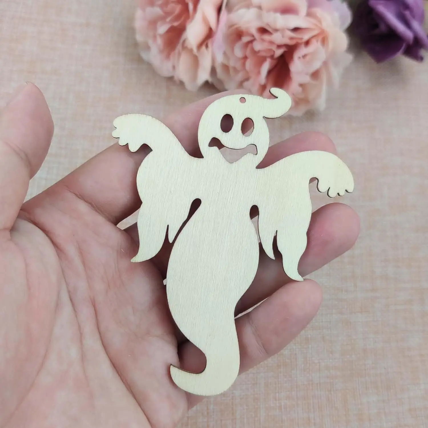 Halloween-Kunsthandwerk für Kinder: DIY-Malset aus Holz – Spinne, Fledermaus und Kürbis-Ornamente für die Party-Dekoration zu Hause, hängende Geschenke – Detail 1