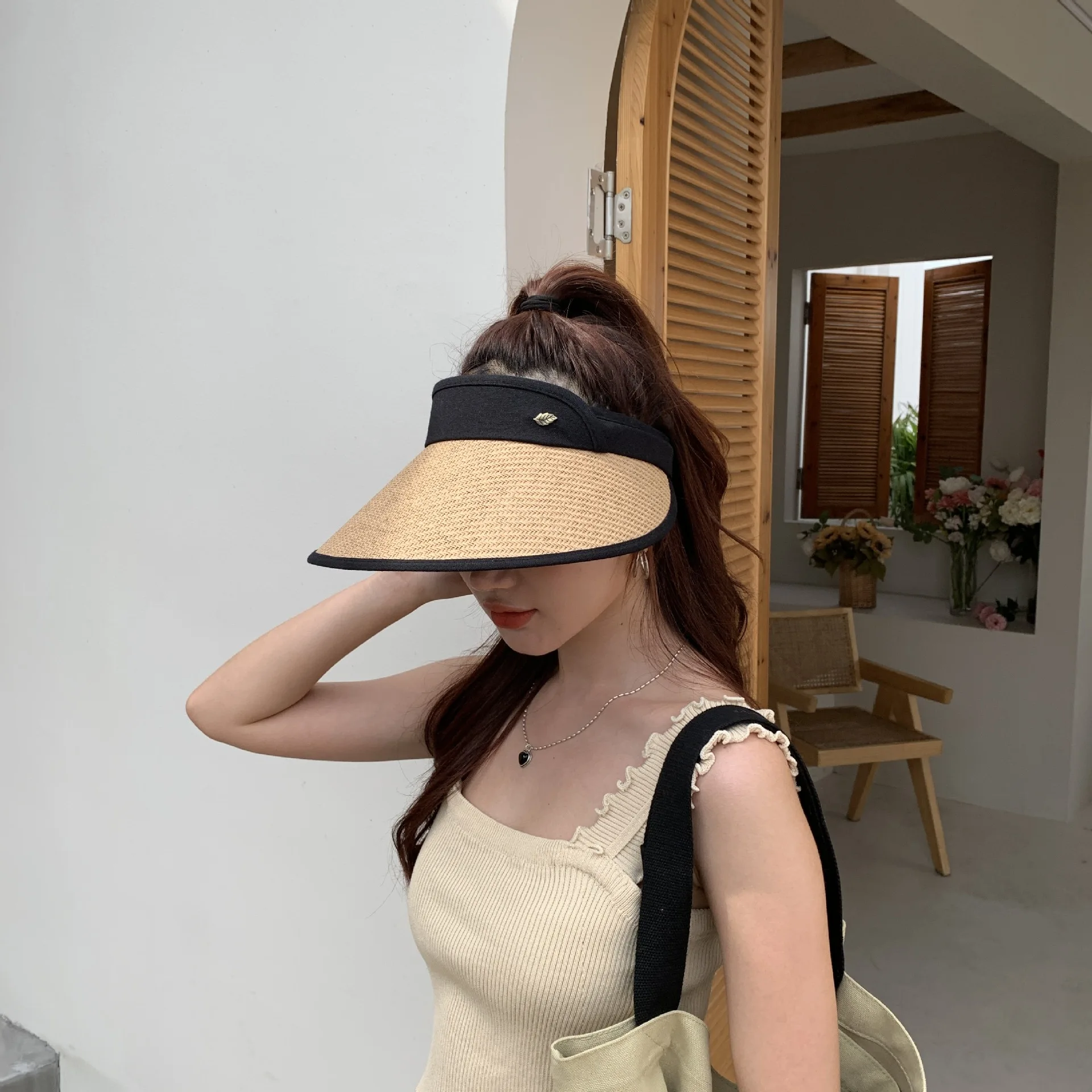 스타일리시하면서도 기능적인 여성용 여름 모자