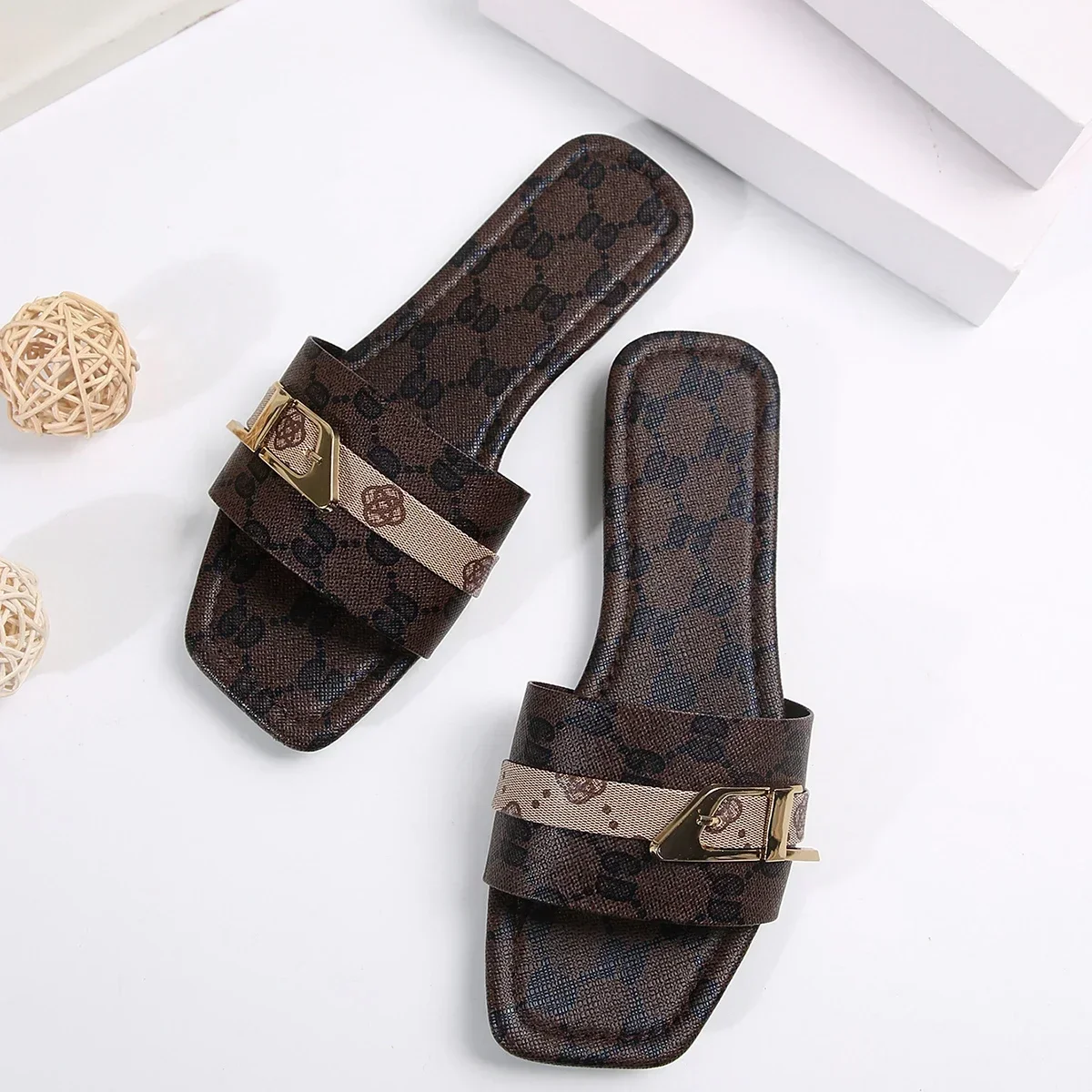 Summer Women Slippers Solid Color Women's Sandals Flat Bottom Anti Slip Fashion Slippers Designer New Sandals