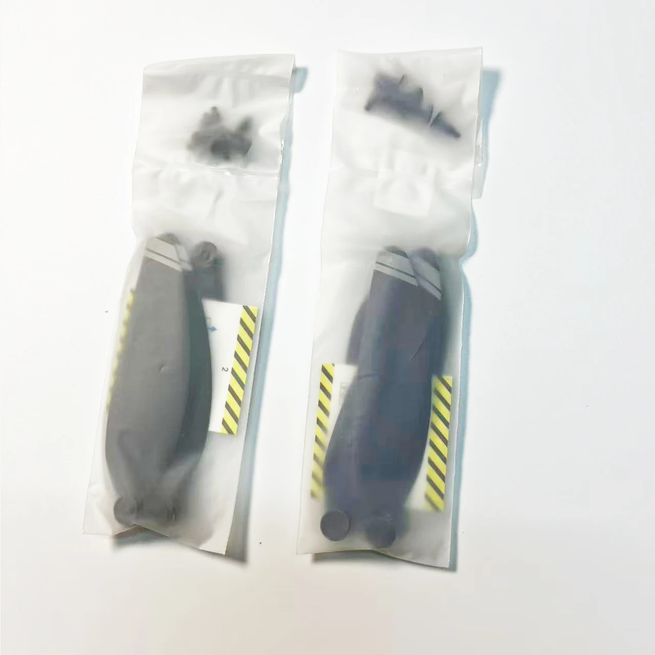 Hélices silencieuses pour DJI Mavic Mini, vues de dessus, avec vis de fixation.