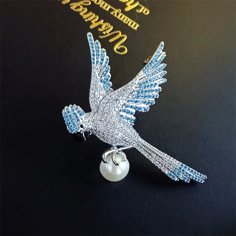 Exquisite Blue Zircon Parrot Brooch Pin Fashionable Freshwater Pearl Animal Bird Brooches for Woman Man Suit Jacket Accessories