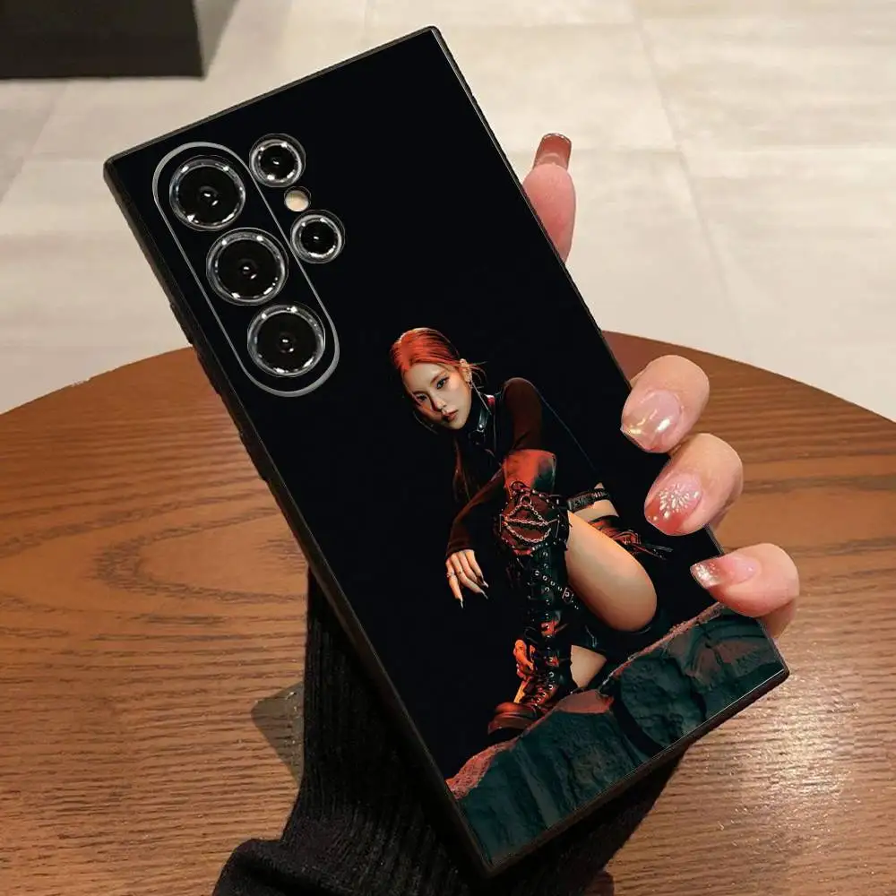 Kpop Itzy Yeji & Ryujin Black Phone Case Cover