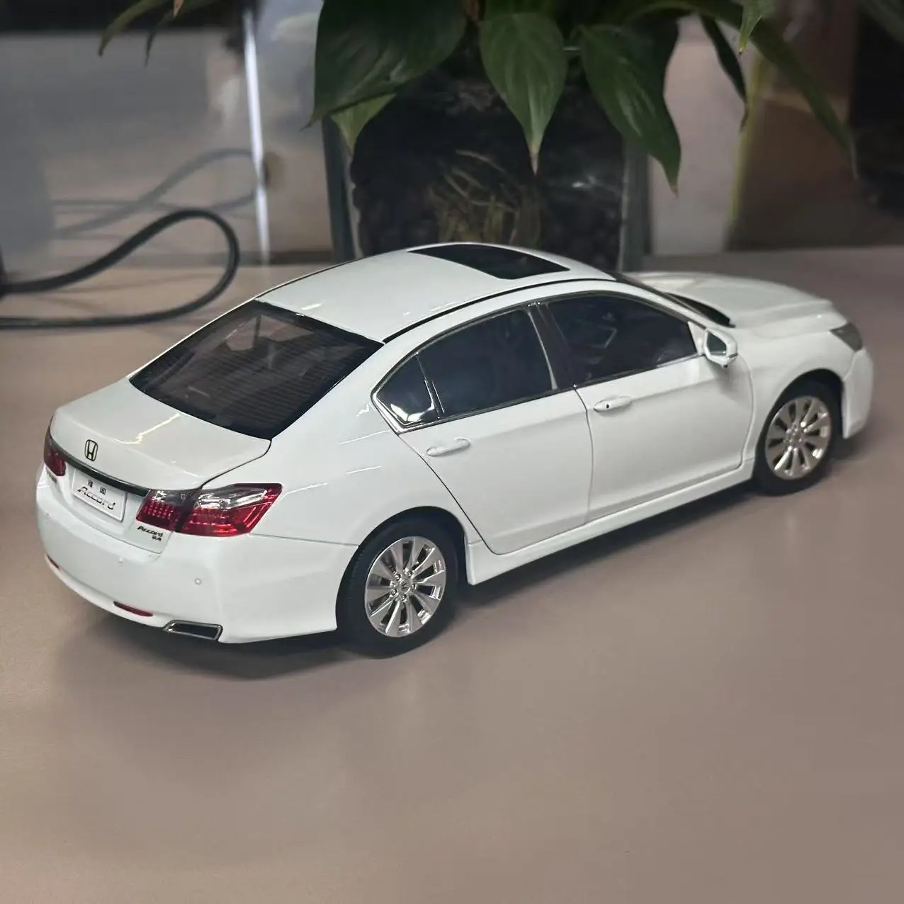 Honda Accord 1/18 ミニカー ホワイト d39a1bd7-cc0b-4307-a6b0-