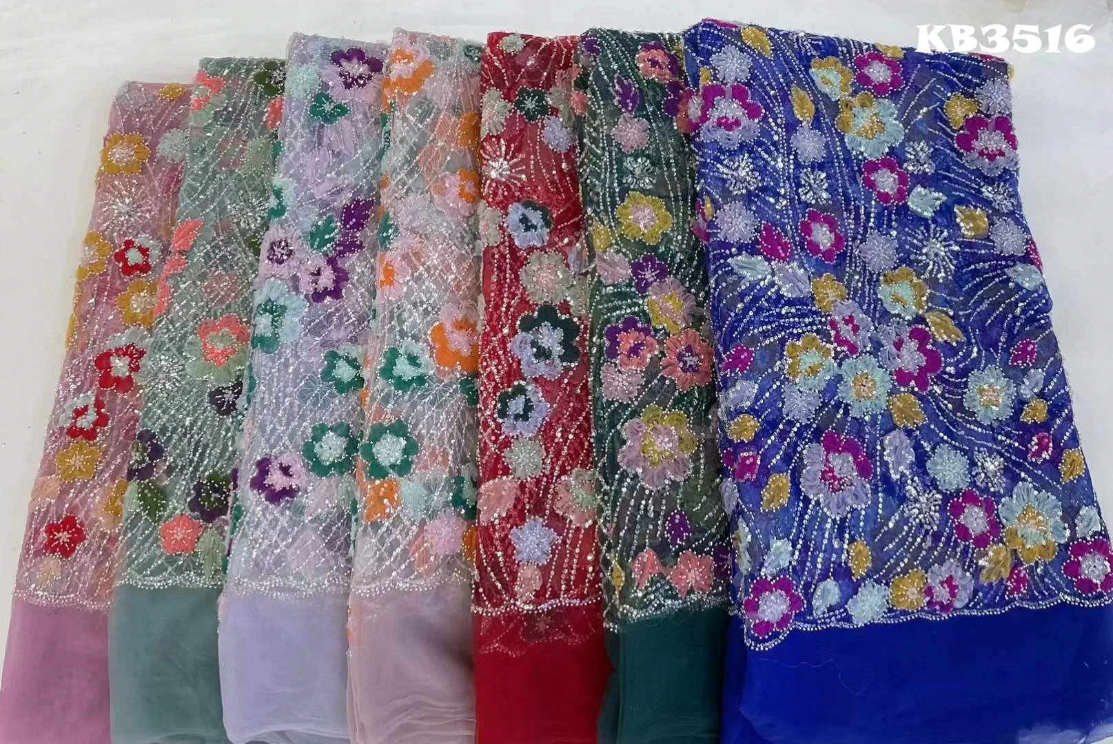 Рисунок 6 - Роскошная кружевная ткань с 3d цветами и бисером