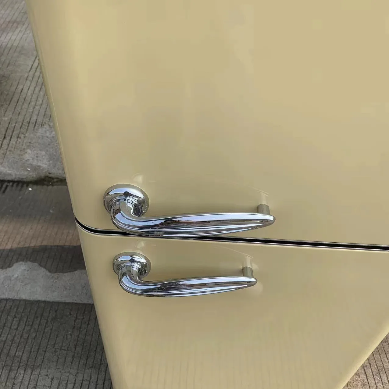 Hot Sale Retro Two-Door Home Refrigerator with Large Capacity Upper & Lower Freezers for Hotels Featuring Compressor