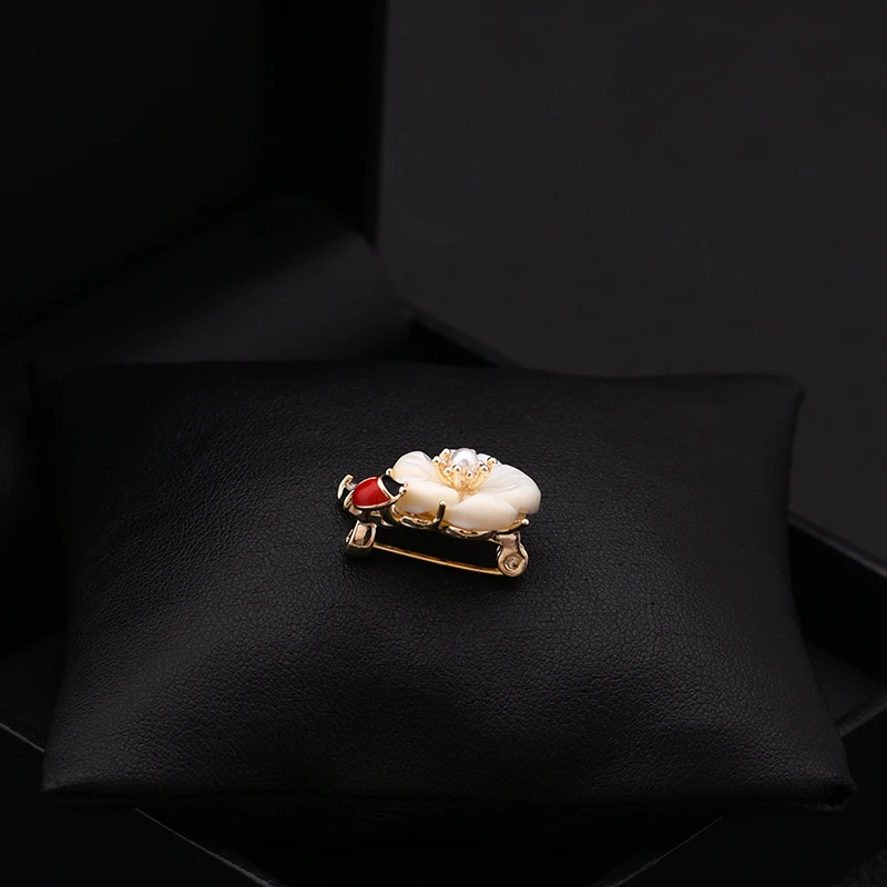 Natural Shell Flower Small Brooch Light Luxury All-Matching Clothes Neckline Fixing Pin Cute Shirt Anti-Exposure Buckle Jewelry