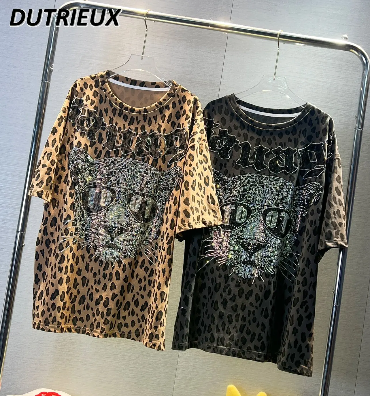 

2023 Summer New Fashion Leopard Print Heavy Embroidery Hot Drilling T-shirt Women's Loose Mid-Length Round Neck Top Fashion