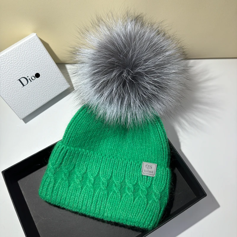 Iceland high-end real fox fur ball rabbit plush knitted hat star style woolen hat for women warm and trendy in autumn and winter 3